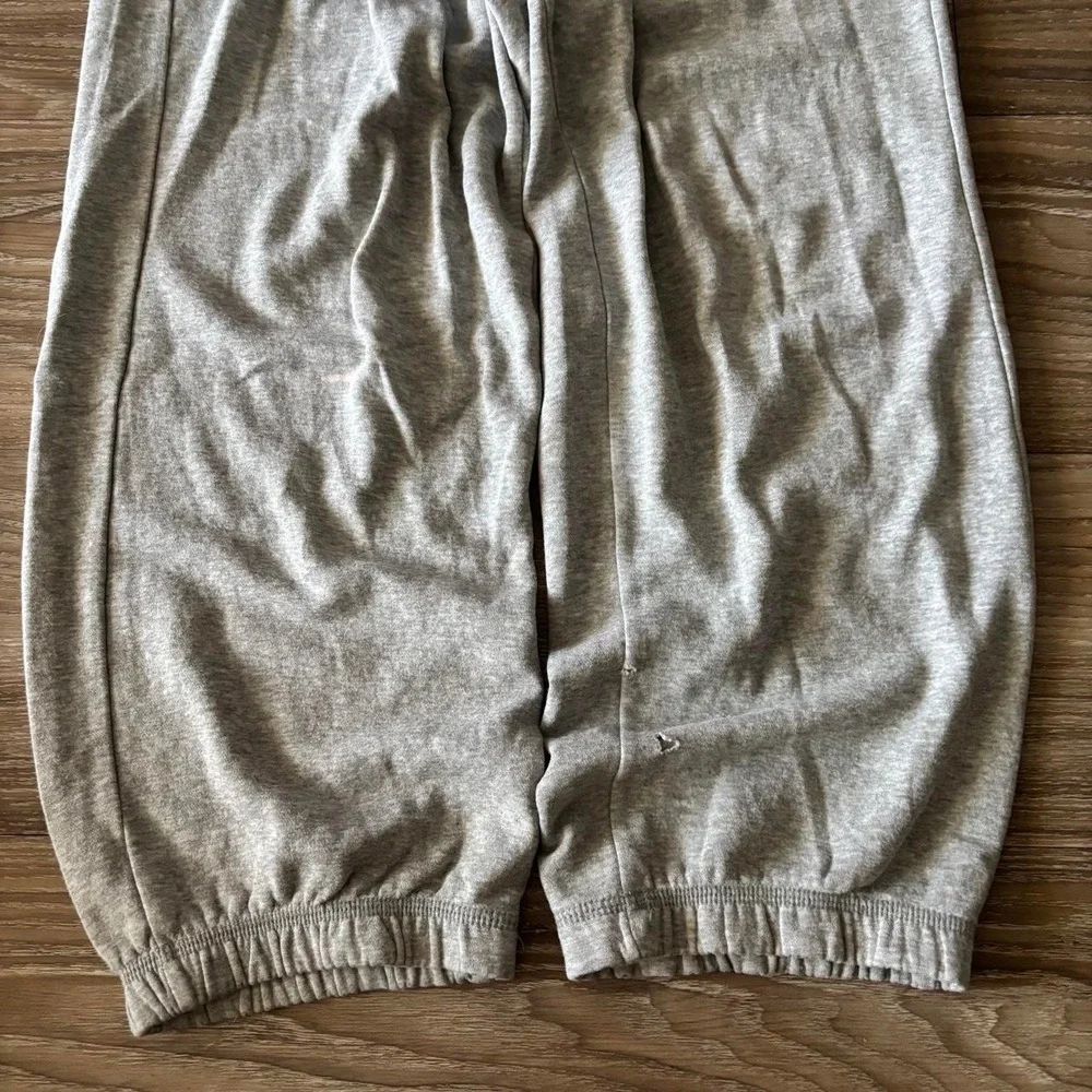 Vintage Y2K/2000s Light Grey Nike Streetwear Essential Sweatpants! Size M